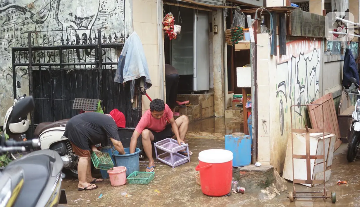 Warga membersihkan perabotan rumah tangga yang sebelumnya terendam banjir di kawasan Cipinang Muara, Jakarta, Rabu (26/2/2020). Banjir dari luapan Sungai Kalimalang tersebut menyebabkan warga harus bekerja ekstra untuk membersihkan perabotan serta lumpur dan sampah. (Liputan6.com/Immanuel Antonius)