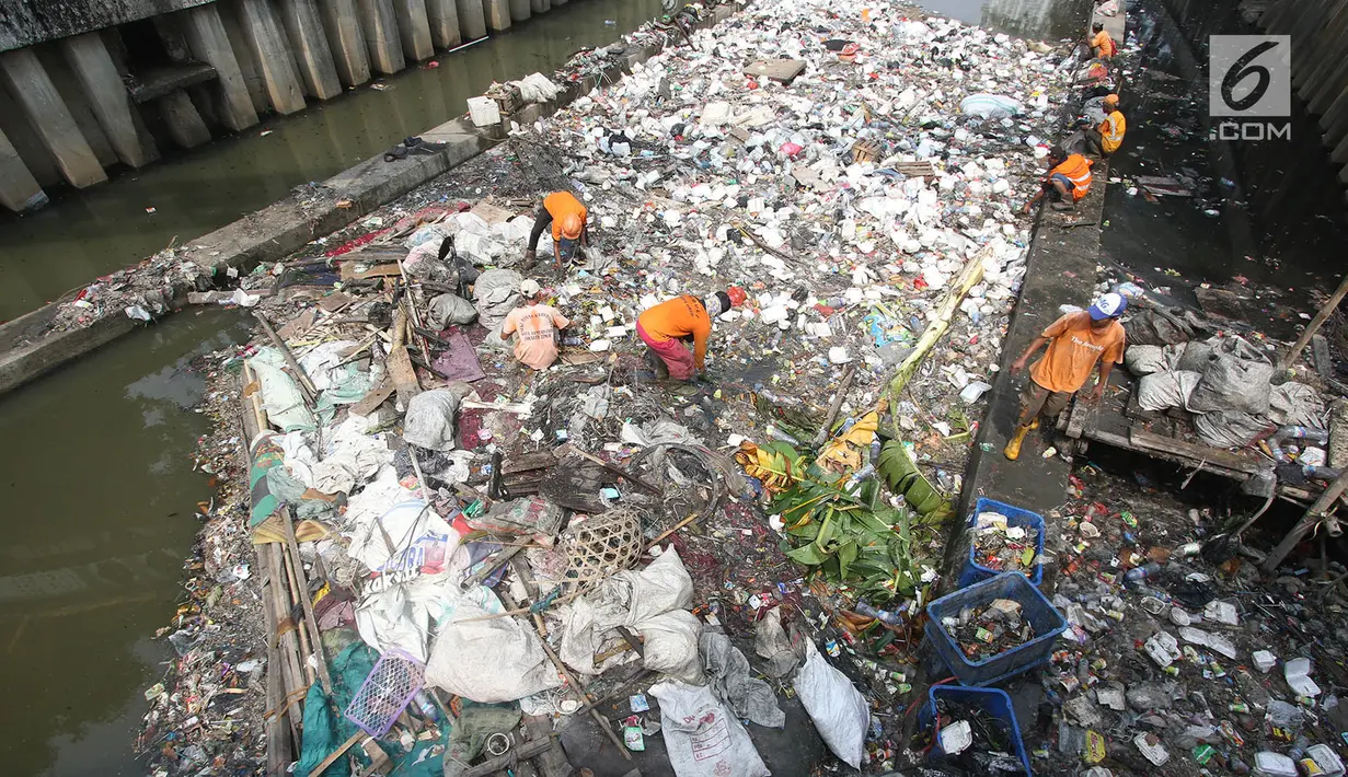 Petugas PPSU mengangkut sampah yang menumpuk di Kali Cideng, Jakarta Pusat, Senin (11/9). Minimnya kesadaran warga dalam membuang sampah dan menjaga lingkungan mengakibatkan sampah kembali menumpuk di kali tersebut. (Liputan6.com/Immanuel Antonius)