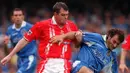 7. Gary Pallister - Pemain asal Inggris ini adalah andalan di lini belakang MU pada Pertengahan 1990 an. Duetnya dengan Steve Bruce menjadikannya salah satu duet lini pertahan paling sulit ditembus dalam sejarah sepakbola inggris.