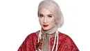 Selain tampilannya sehari-hari yang simple dan elegan, Arzeti Bilbina juga kerap tampil glamor dengan hijabnya. Seperti yang terlihat di foto ini, warna merah merona pada busana Arzeti sangat menarik pastinya. (Instagram/arzetibi)