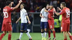 Striker Makedonia, Ilija Nestorovski, memeluk bek Italia, Giorgio Chiellini, pada laga Kualifikasi Piala Dunia 2018 di Stadion Olimpico, Turin, Jumat (6/10/2017). Italia ditahan imbang 1-1 dengan Makedonia. (AP/Alessandro Di Marco)