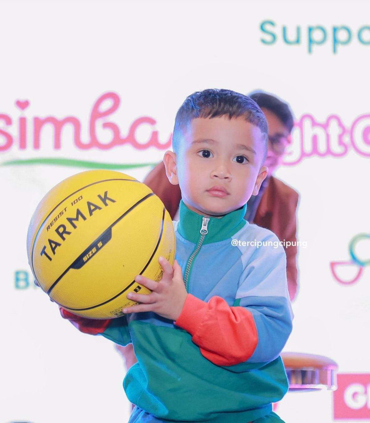 7 Potret Rayyanza di Main Bola Basket yang Bikin Netizen Kagum