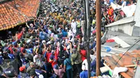 Suasana memanas jelang eksekusi penertiban kawasan Pasar Ikan, Penjaringan, Jakarta Utara, Senin (11/4). (Liputan6.com/Yoppy Renato)