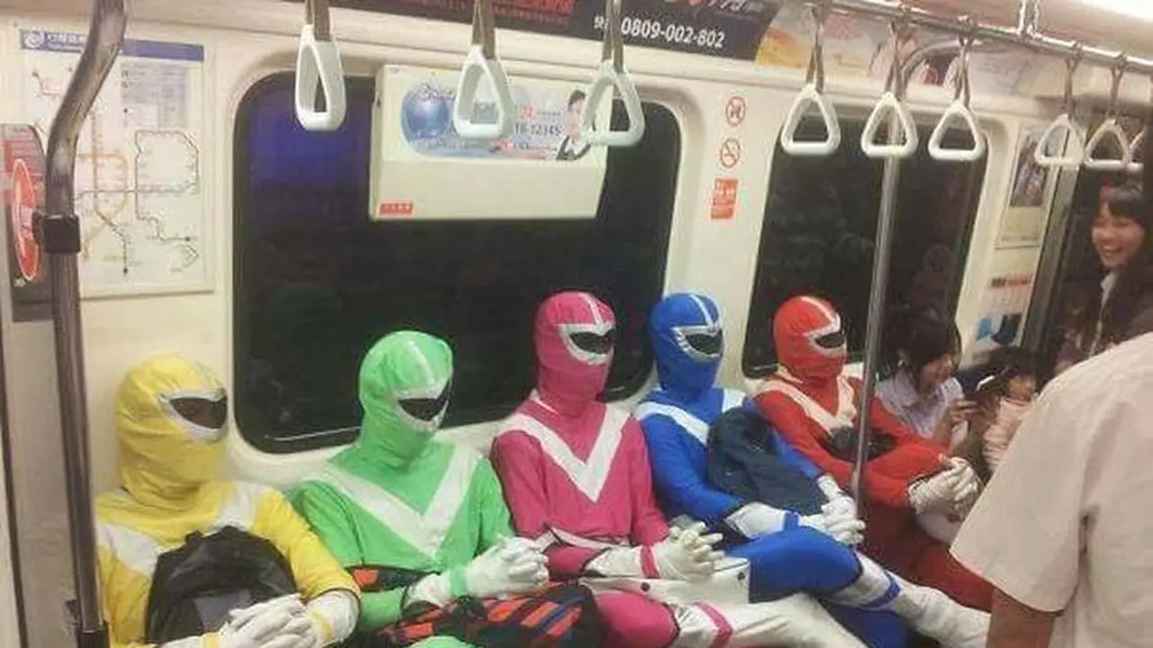 6 Potret Orang Naik Kereta Pakai Outfit Absurd Ini Kocak