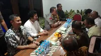 Kapolda Jatim menggelar cangkrukan bersama Forum Koordinasi Pimpinan Daerah (Forkopimda) dan Ikatan Keluarga Besar Papua Surabaya (IKBPS) pada Senin, 19 Agustus 2019 (Foto: Liputan6.com/Dian Kurniawan)