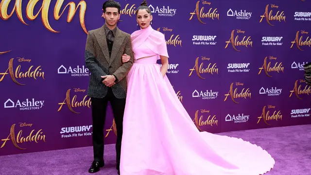 Mena Massoud dan Naomi Scott