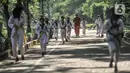 Murid Taekwondo Indonesia Manroe Club melakukan pemanasan sebelum latihan rutin di kawasan Kanal Banjir Timur (KBT), Jakarta Timur, Senin (16/8/2021). Meski di ruang terbuka, latihan berlangsung dengan menerapkan protokol kesehatan. (merdeka.com/Iqbal S. Nugroho)
