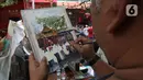 Anggota komunitas pelukis cat air Indonesia melukis suasana perayaan Imlek di Vihara Dharma Bhakti, Petak Sembilan, Jakarta Barat, Sabtu (25/1/2020). Kegiatan melukis tersebut untuk memeriahkan perayaaan Tahun Baru Imlek 2571. (Liputan6.com/Angga Yuniar)