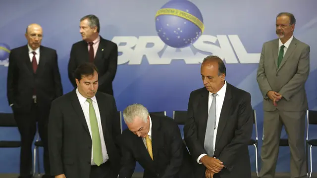 Presiden Brasil Michel Temer (tengah)