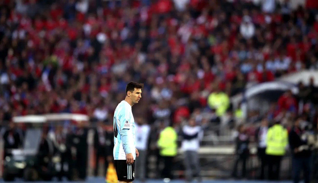 Ekspresi Lionel Messi setelah kalah di Final Copa America 2015. (EPA/Mario Ruiz)