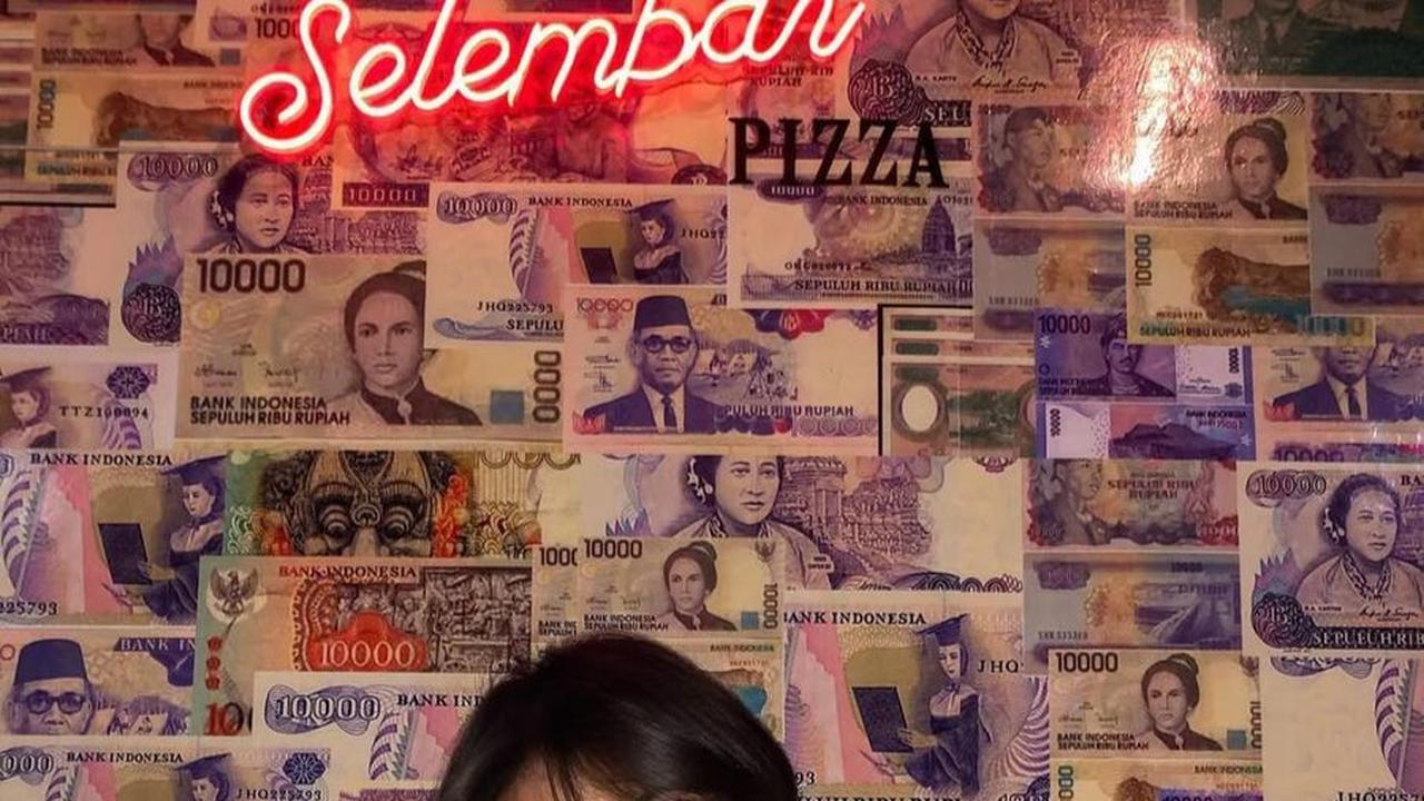 7 Potret Penampilan Lawas Fuji dengan Rambut Bondol