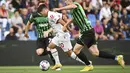 Gelandang AC Milan, Brahim Diaz membawa bola dari kejaran pemain Sassuolo,  Kristian Thorstvedt pada pertandingan lanjutan Liga Serie A Italia di stadion Mapei - Citta del Tricolore di Reggio Emilia (30/8/2022). Dengan hasil imbang ini AC Milan berada di posisi 3 dengan 8 poin. (Massimo Paolone / LaPresse via AP)