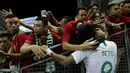 Striker Indonesia, Beto Goncalves, mendapat pelukan dari para suporter  Indonesia meski menelan kekalahan dari Singapura pada laga Piala AFF 2018. (Bola.com/M Iqbal Ichsan)