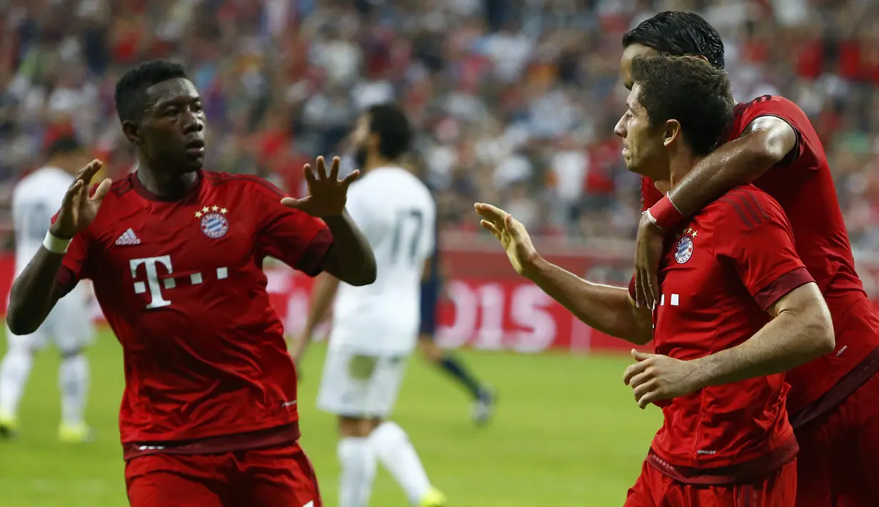 Robert Lewandowski merayakan gol yang dicetaknya ke gawang Real Madrid dalam final Audi Cup 2015 yang berlangsung di Stadion Allianz Arena, Munchen, Jerman. Kamis (6/8/2015) dini hari WIB. (Reuters/Michaela Rehle)