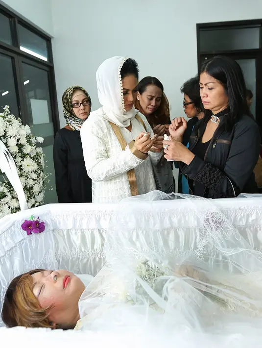 Saat tiba di rumah duka rumah sakit Fatmawati, Jakarta Selatan, Krisdayanti langsung menghampiri peti jenazah dan melihat sosok sahabatnya yang kini sudah menutup mata untuk selamanya. (Bambang E.Ros/Bintang.com)