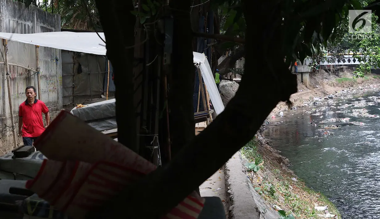 Warga berjalan di samping Kali Krukut yang dipenuhi sampah di kawasan Karet, Jakarta, Rabu (19/9). Kurangnya perhatian pihak terkait menyebabkan Kali Krukut dipenuhi sampah. (Liputan6.com/Immanuel Antonius)