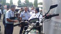 Sepeda motor listrik karya anak bangsa atau SERGAP Electric Tactical Motor Bike menjadi salah satu produk yang dipamerkan dan paling menarik perhatian dalam Pekan Litbang Pertahanan 2022 yang diselenggarakan Kementerian Pertahanan (Kemenhan) di Balitbang Kemenhan, Pondok Labu, Jakarta, Kamis (11/8/2022) (Istimewa)
