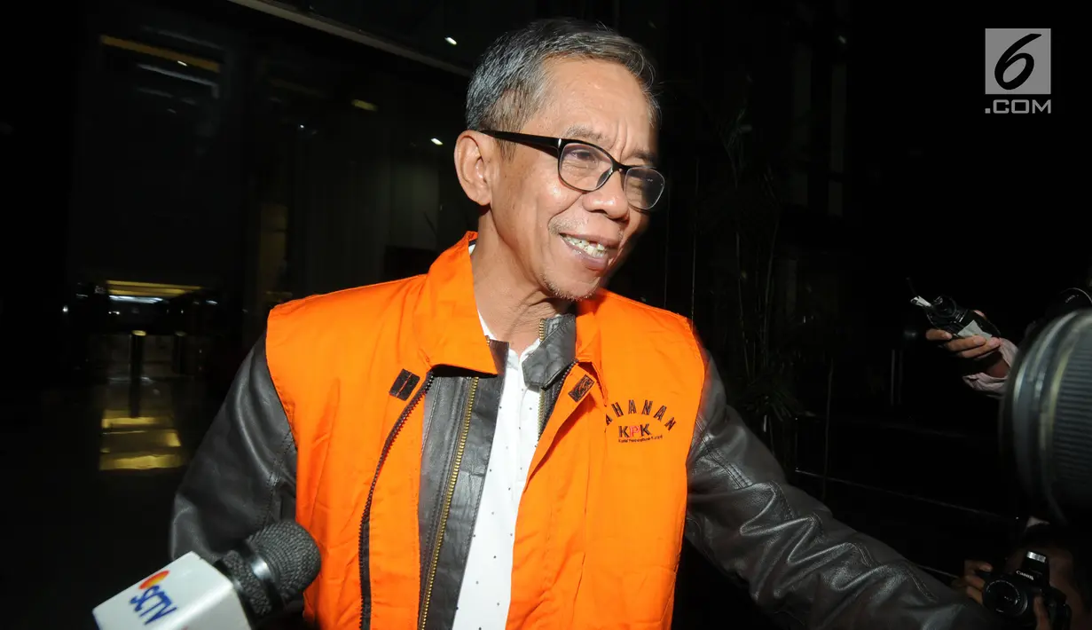 Kepala KPP Pratama Ambon La Masikamba usai menjani pemeriksaan 1 x 24 jam pasca terjaring OTT di gedung KPK, Jakarta, Kamis (4/10). La Masikamba resmi ditetapkan sebagai tersangka dan ditahan KPK. (Merdeka.com/Dwi Narwoko)