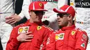 Pembalap tim Ferrari, Sebastian Vettel (kanan) dan rekannya Kimi Raikkonen berbincang sebelum pemotretan jelang balapan pertama musim ini di GP F1 Australia di Melbourne, Australia, (25/3). (AP Photo / Rick Rycroft)