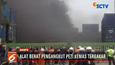 Akibat insiden ini, operasional pengangkutan peti kemas dihentikan sementara karena kepulan asap yang masih terlihat di lokasi.