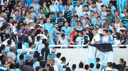 Seorang fans dari tim Belgrano, Emanuel Balbo diserang penonton lain sebelum jatuh dari tribun Stadion Belgrano, Kota Cordoba di Argentina, 15 April 2017. Balbo didorong dari ujung tribun hingga jatuh dari ketinggian lima meter. (NICOLAS AGUILERA/AFP)