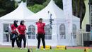 Tim yang beranggotakan Nurisa Dian Ashrifah , Ratih Zilizati Fadhly, dan Yurike Dina Bonita Pereira harus mendapatkan perlawanan sengit dari wakil Singapura. Skor bahkan sempat imbang saat percobaan ketiga. (Bola.com/Bagaskara Lazuardi)