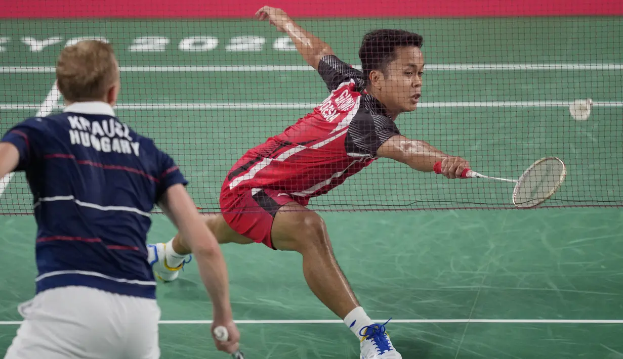 Tunggal putra Indonesia Anthony Sinisuka Ginting mengembalikan kok ke arah Gergely Krausz dari Hungaria pada laga pertama cabang bulu tangkis tunggal putra Grup J Olimpiade Tokyo 2020 di Musashino Forest Plaza, Minggu (25/7/2021).  Anthony Ginting menang 21-13 dan 21-8. (AP Photo/Dita Alangkara)