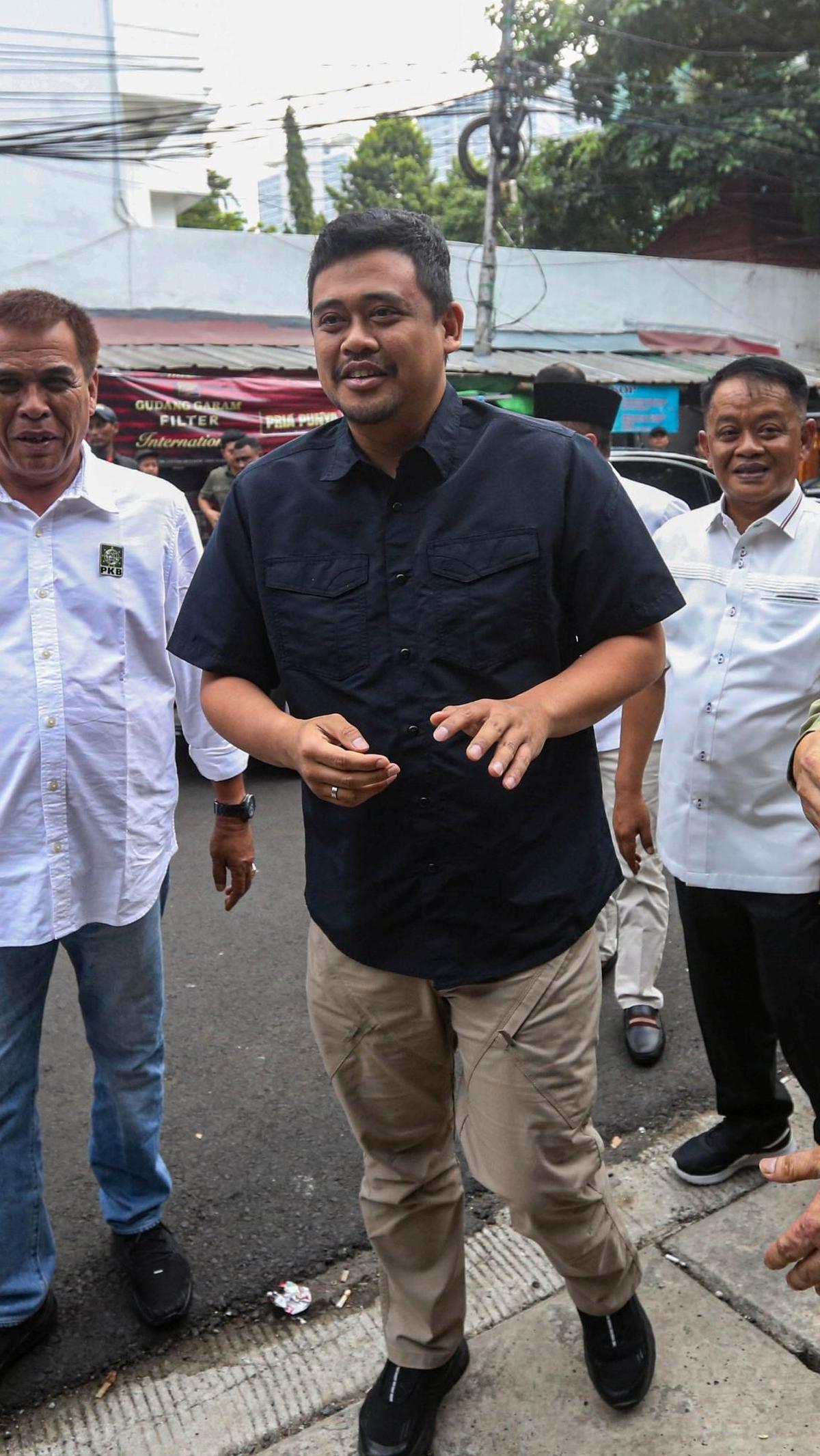 Menantu Presiden Joko Widodo (Jokowi) yang tiba sekitar pukul 14.10 itu terlihat disambut dengan karpet merah yang digelar di deppan markas PKB. Foto: Liputan6.com / Angga Yuniar<br>
