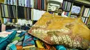 Pekerja merapikan kain lokal di Pasar Baru, Jakarta, Selasa (24/3/2015). Pengusaha tekstil nasional meminta Presiden Jokowi untuk melakukan kerja sama dengan Uni Eropa dan Turki agar bisa meningkatkan ekspor tekstil nasional.(Liputan6.com/Faizal Fanani)