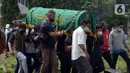 Sejumlah orang mengangkat keranda berisi jenazah mendiang mantan pebuku tangkis Indonesia Markis Kido saat pemakaman di TPU Kebon Nanas, Jakarta, Selasa (15/6/2021). Markis Kido meniggal dunia diduga akibat serangan jantung. (merdeka.com/Imam Buhori)