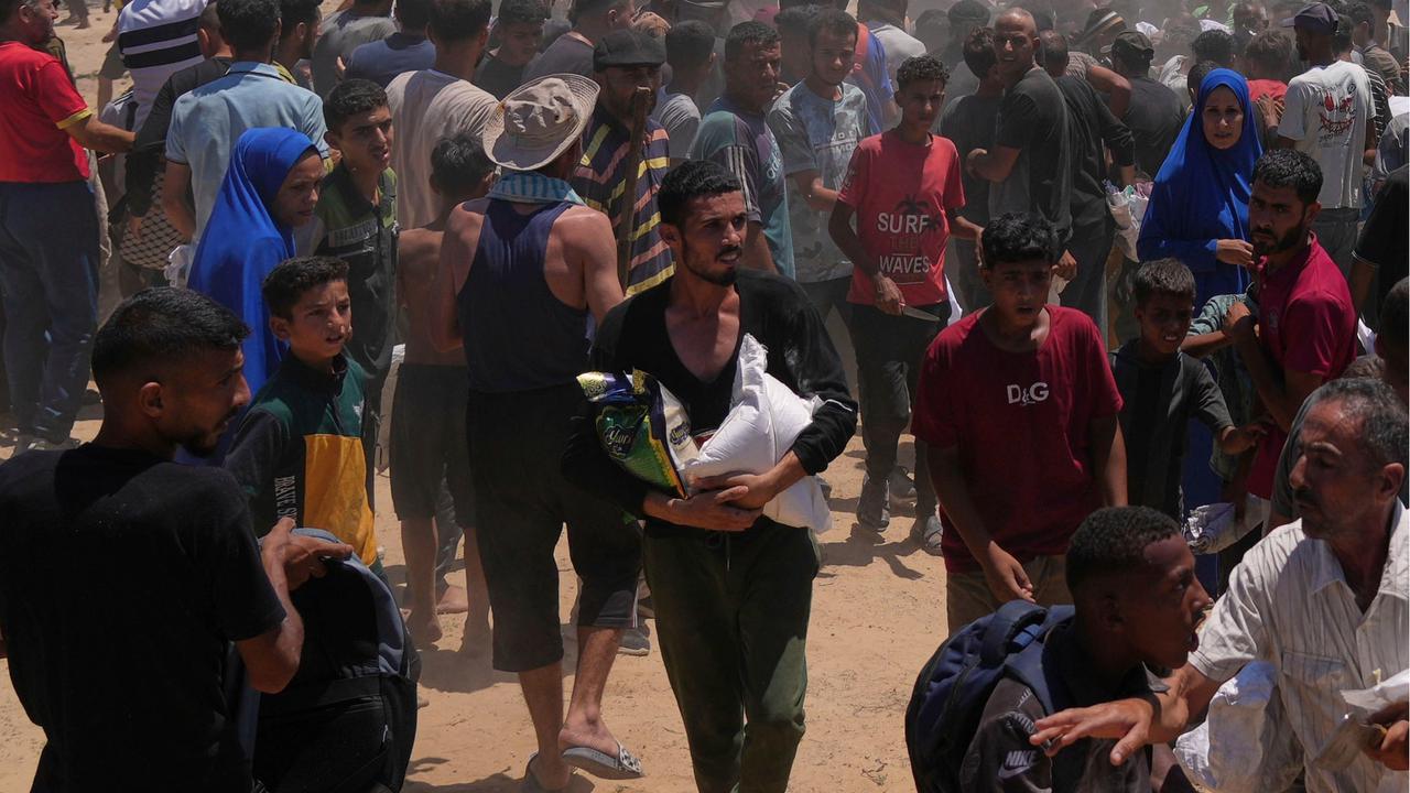 FOTO: Perjuangan Warga Gaza Berebut Bantuan dari Langit