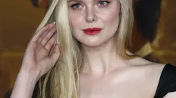 Elle Fanning merapikan rambutnya saat menghadiri pemutaran perdana film "Babylon" di Academy Museum of Motion Pictures di Los Angeles, California pada 15 Desember 2022. Rambut pirang panjangnya dibelah ke samping, dan dengan mudah mengalir melewati bahunya menjadi gelombang kecil. (Frazer Harrison/Getty Images/AFP)