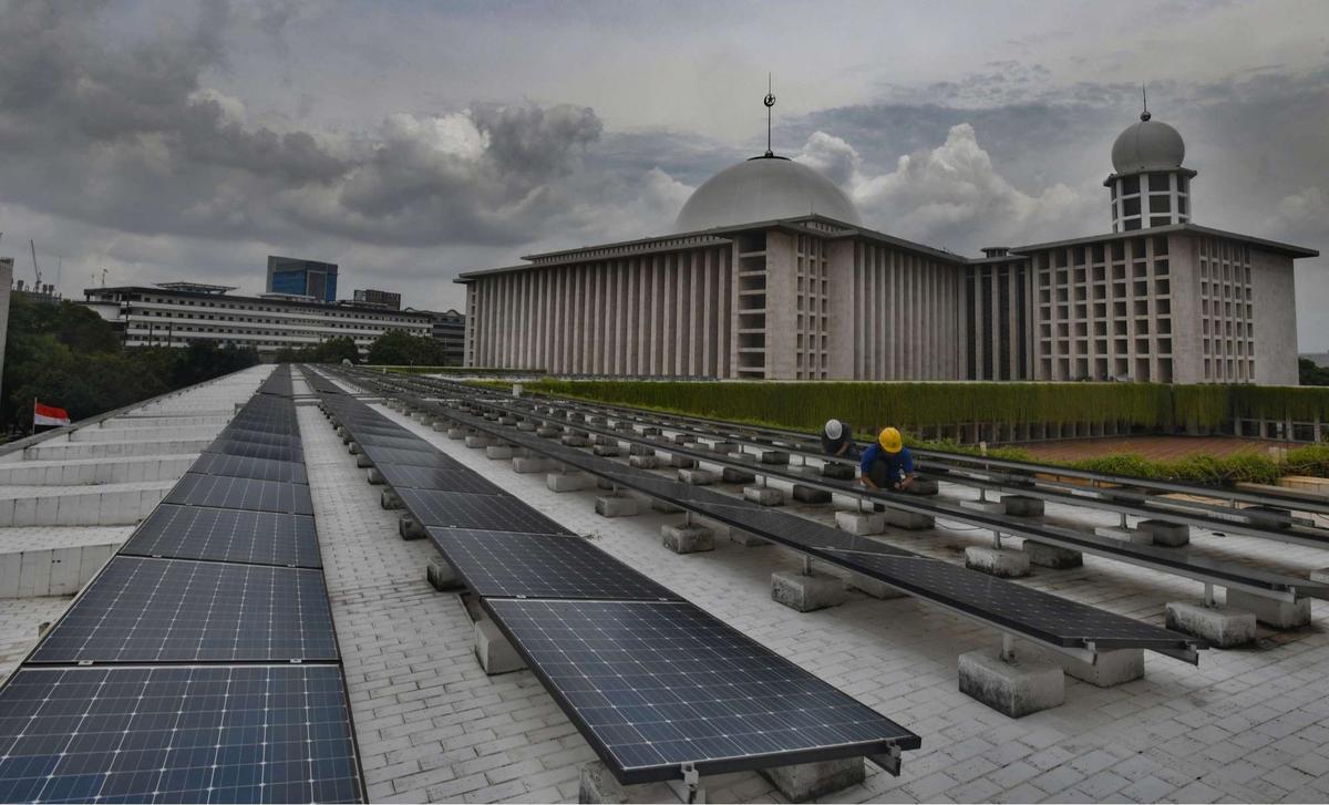 PLTS Atap di Masjid Istiqlal