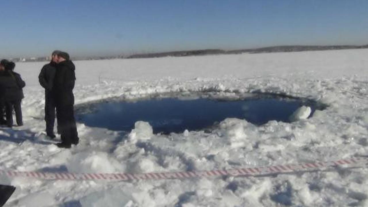 Meteor Rusia yang jatuh membentuk lubang di danau es