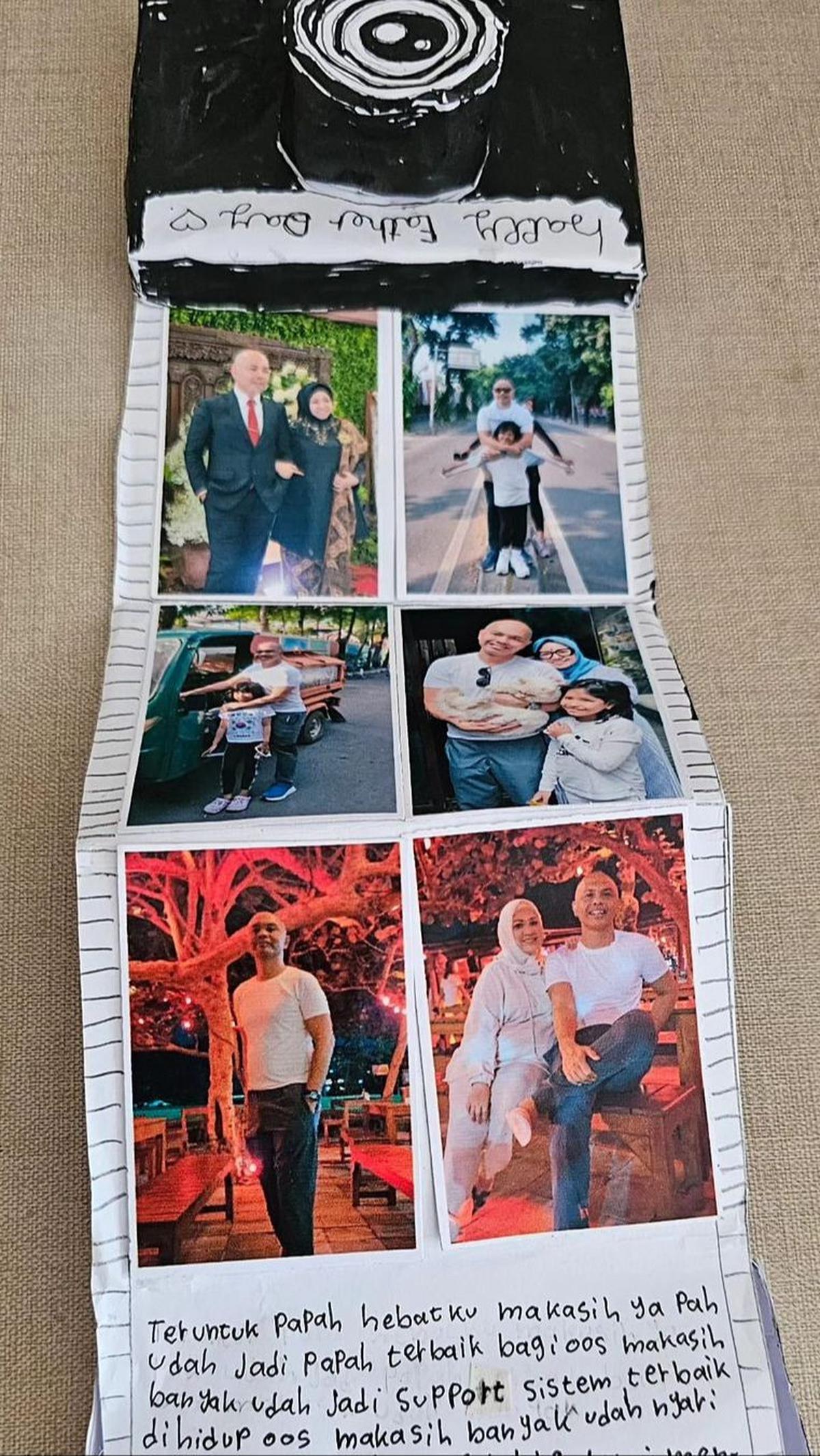 Selain surat tersebut, gadis kecilnya menyiapkan kolase beberapa foto kebersamaan dirinya bersama dengan orang tua tercinta. <br>