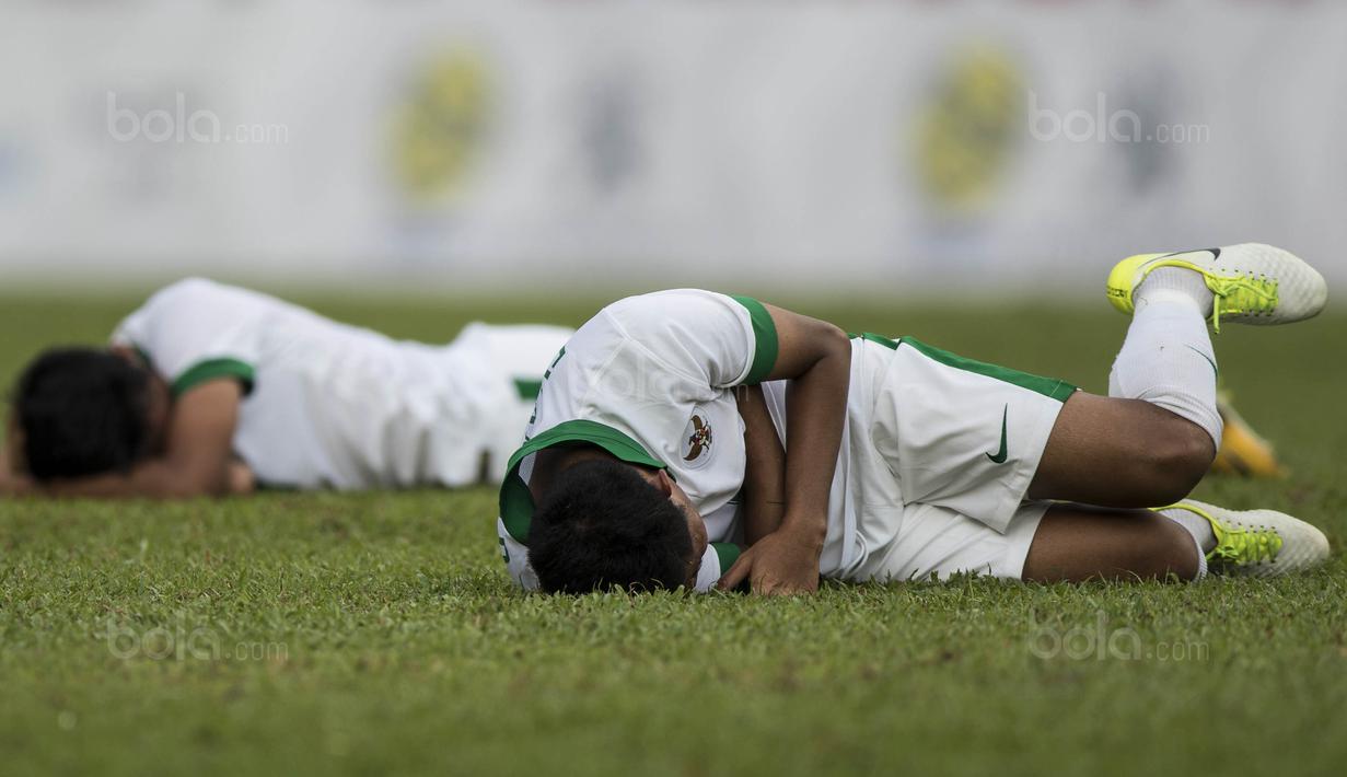 4. Gelandang Timnas Indonesia, Evan Dimas, terjatuh karena dikasari namun malah mendapat kartu kuning oleh wasit asal Malaysia. (Bola.com/Vitalis Yogi Trisna)