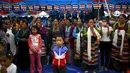 Sejumlah warga Tibet berdoa saat perayaan ulang tahun ke-80 Dalai Lama di Kathmandu, Nepal, (6/7/2015). Pemeluk Buddha Tibet percaya, Dalai Lama adalah perwujudan insani dari Avalokitesvara. (REUTERS/Navesh Chitrakar)