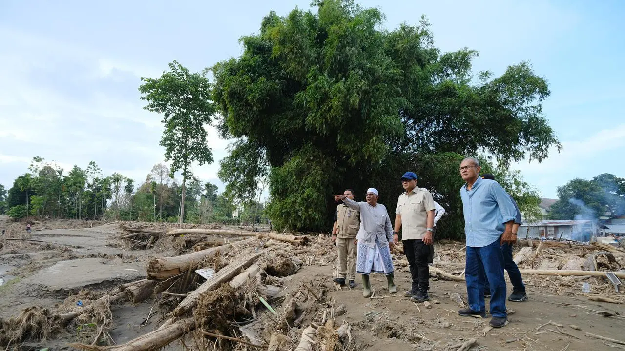 Menteri Ekonomi Kreatif Republik Indonesia (Ekraf RI) Teuku Riefky Harsya meninjau sejumlah wilayah terdampak banjir bandang di Tanah Rencong, Selasa (9/12/2025) (Istimewa)