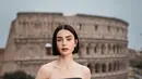 Hadiri acara promosi pada 8 September di Roma Italia, Lily Collins menunjukkan pesona elegan dengan gaya edgy serba hitamnya. [Dok/Givenchy].