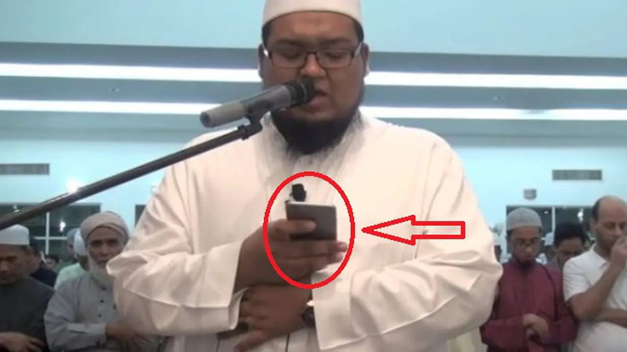 Netizen Heboh, Imam Salat Sambil Mainan Handphone 