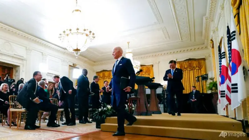 Presiden Joe Biden dan Presiden Korea Selatan Moon Jae-in berangkat setelah konferensi pers bersama di Ruang Timur Gedung Putih, Jumat, 21 Mei 2021, di Washington. (Foto AP / Alex Brandon)