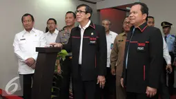 Menkumham Yasonna Laoly menekan tombol saat meresmikan tim Pengawasan Orang Asing  (PORA) di Gedung Imigrasi Kemenkumham, Jakarta (8/4). Yasonna menekankan, tim PORA harus bekerja optimal menangani masalah warga negara asing. (Liputan.com/Helmi Afandi)