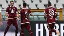 Penyerang Torino, Andrea Belotti (kiri) berselebrasi usai mencetak gol lewat titik penalti ke gawang Lazio pada pertandingan lanjutan Liga Serie A Italia di stadion Olimpiade di Turin (30/6/2020). Lazio menang tipis atas Torino 2-1. (AFP Photo/Isabella Bonotto)