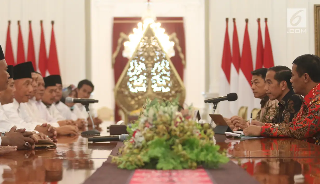 Presiden Joko Widodo berdialog dengan Dewan Pimpinan Pusat Asosiasi Petani Tebu Rakyat Indonesia (DPP APTRI) di Istana Negara, Jakarta, Selasa (5/3). Pertemuan membahas kelangsungan industri gula dan pertanian tebu.(Liputan6.com/Angga Yuniar)