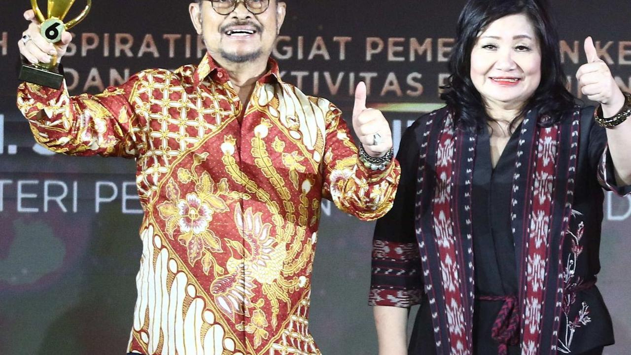 Wakil Komisaris Utama SCM Suryani Zaini memberikan penghargan kepada menteri pertanian Syahrul Yasin Limpo dalam Anugrah Inspiratif Liputan6.com kategori Tokoh inspiratif pegiat pemenuhan kebutuhan dan produktifitas pertanian di Jakarta, Sabtu (8/7/2023).