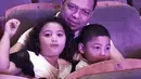 "Lagi temanin mami rehearshal" tulis Raul Lemos bersama dengan kedua anaknya. Krisdayanti menjalani konser Romansa selama tiga hari di Istana Budaya, Kuala Lumpur, Malaysia. (Instagram/krisdayantilemos)