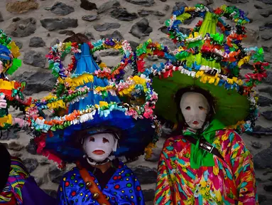 Sekelompok peserta mengenakan pakaian tradisional dan topi yang dikenal sebagai '' Ttutturo '' saat berpartisipasi dalam karnaval di desa Pyrenees Leitza, Spanyol (30/1). Ttutturo ini dihiasi pita dan bulu. (AP Photo / Alvaro Barrientos)