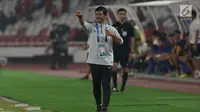 Pelatih Timnas Indonesia U-19, Indra Sjafri memberi arahan saat melawan Chinnese Taipei pada laga penyisihan Grup A Piala AFC U-19 2018 di Stadion GBK, Jakarta, Kamis (18/10). Babak pertama berakhir imbang 0-0. (Liputan6.com/Helmi Fithriansyah)