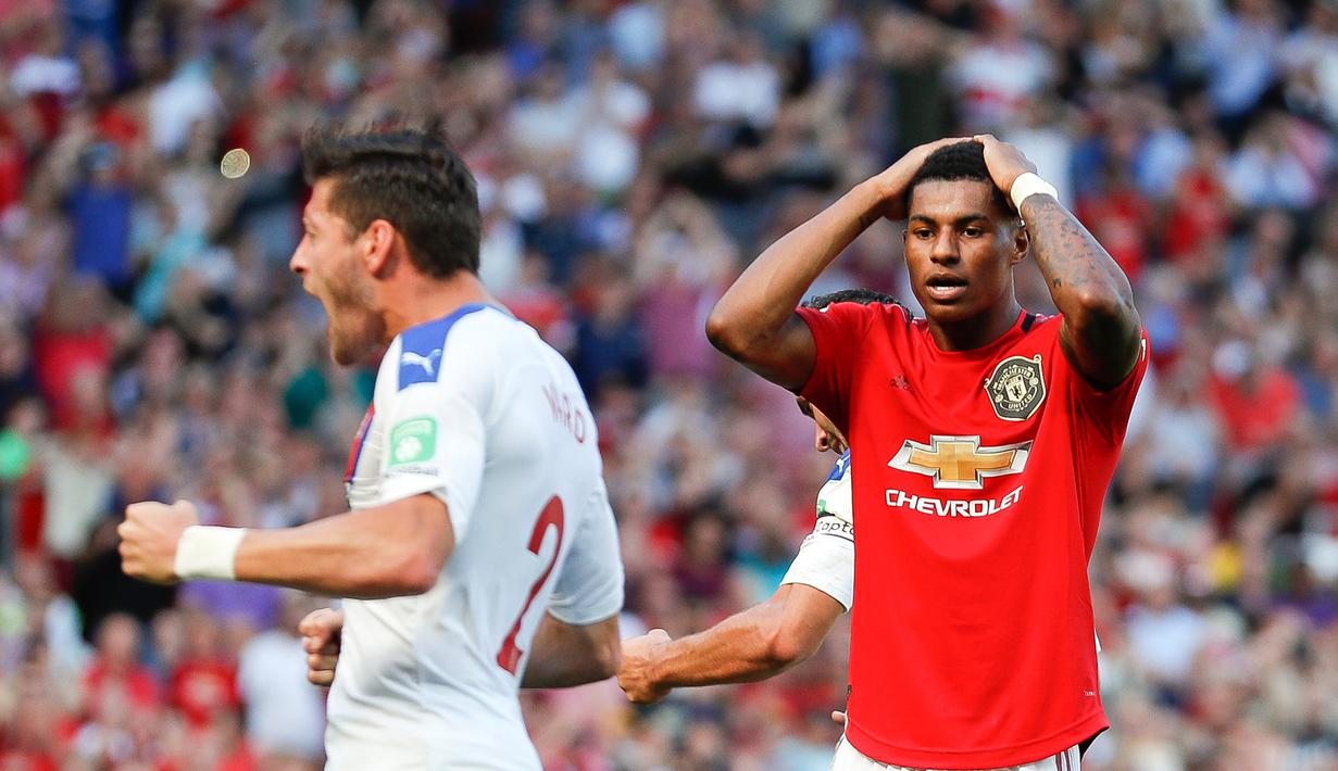 Ekspresi pemain Manchester United (MU) Marcus Rashford (kanan) setelah gagal mencetak gol pada tendangan penalti ke gawang Crystal Palace dalam pertandingan Liga Inggris di Old Trafford, Manchester, Inggris, Sabtu (24/8/2019). MU kalah dari Crystal Palace dengan skor 1-2. (AP Photo/Alastair Grant)