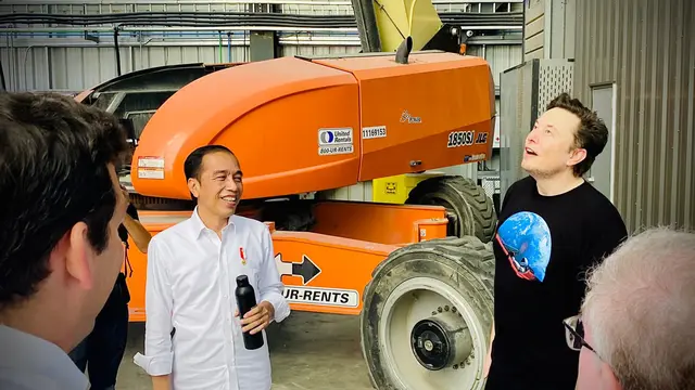 Tampilan Kasual Elon Musk Pakai Kaos Oblong Rp400 Ribu saat Bertemu Jokowi